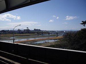 ホームから多摩川を臨む